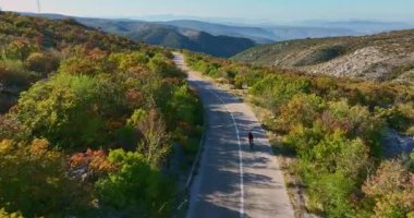 Zorlu bir dağ tırmanışında bisiklete binen enerjik profesyonel kadın yol bisikletçisi, yoğun eğitim ve sağlıklı açık hava yaşam tarzı spor, aktif yaşam ve atletik yaşam için mükemmel.