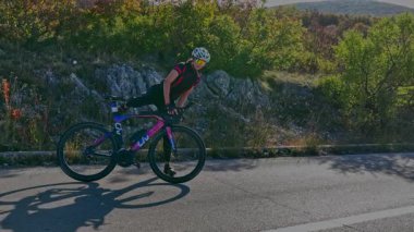 Zorlu bir dağ tırmanışında bisiklete binen enerjik profesyonel kadın yol bisikletçisi, yoğun eğitim ve sağlıklı açık hava yaşam tarzı spor, aktif yaşam ve atletik yaşam için mükemmel.