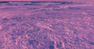 Sersemletici yukarıdan aşağıya güçlü derin mavi okyanus dalgalarının muson mevsiminde beyaz köpükle çarpışını gösteren tropikal deniz manzarası seyahat, doğa ve manzaralı yaz arkaplanları için mükemmeldir.