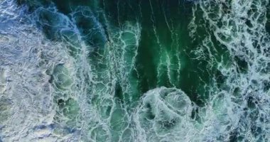 Sersemletici yukarıdan aşağıya güçlü derin mavi okyanus dalgalarının muson mevsiminde beyaz köpükle çarpışını gösteren tropikal deniz manzarası seyahat, doğa ve manzaralı yaz arkaplanları için mükemmeldir.