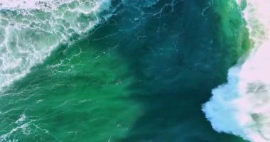 Sersemletici yukarıdan aşağıya güçlü derin mavi okyanus dalgalarının muson mevsiminde beyaz köpükle çarpışını gösteren tropikal deniz manzarası seyahat, doğa ve manzaralı yaz arkaplanları için mükemmeldir.