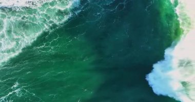 Sersemletici yukarıdan aşağıya güçlü derin mavi okyanus dalgalarının muson mevsiminde beyaz köpükle çarpışını gösteren tropikal deniz manzarası seyahat, doğa ve manzaralı yaz arkaplanları için mükemmeldir.