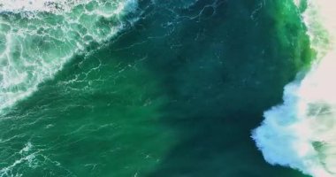 Sersemletici yukarıdan aşağıya güçlü derin mavi okyanus dalgalarının muson mevsiminde beyaz köpükle çarpışını gösteren tropikal deniz manzarası seyahat, doğa ve manzaralı yaz arkaplanları için mükemmeldir.