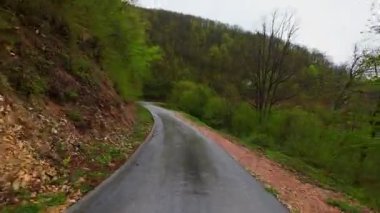 Yeşil tepeler, sisli ormanlar ve manzaralı vadilerden geçen sisli bir dağ yolunun hava manzarası seyahat, turizm, macera ve kırsal sürücüler için nefes kesici bir doğal zemin sunuyor..