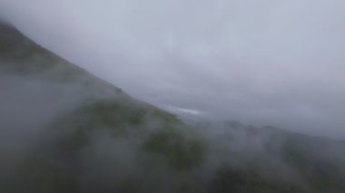 Bereketli ormanlarla kaplı sisli yeşil dağların havadan görünüşü bulutlu bir gökyüzünün altında sürüklenen sis seyahat, macera ve doğa turizmi için mükemmel doğal bir manzara yaratıyor..