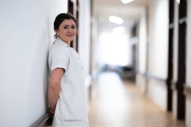 Yorgun bir hemşire hastane koridorunda dinlenmek için uzun ve zahmetli bir vardiyaya kafa yorar.