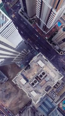 İkonik gökdelenlerin ve Dubai şehir merkezindeki yoğun trafiğin hava görüntüsü. Lüks mimarisi, kentsel yaşam tarzı, iş bölgesi, finans merkezi ve akıllı şehir konseptiyle modern gökyüzü..