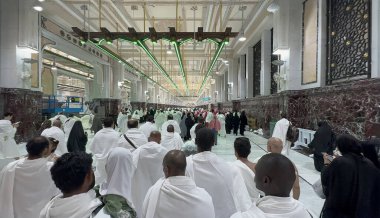 Mekke, Suudi Arabistan, 2 Mayıs 2024: Mekke 'de Hac ve Umrah sırasında Safa ile Marwa arasında Sai yapan Müslüman hacılar. Kutsal bir İslam ritüeli Hajars yolculuğunun izini sürüyor, iki tepenin arasında geçiyor.