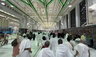 Mekke, Suudi Arabistan, 2 Mayıs 2024: Mekke 'de Hac ve Umrah sırasında Safa ile Marwa arasında Sai yapan Müslüman hacılar. Kutsal bir İslam ritüeli Hajars yolculuğunun izini sürüyor, iki tepenin arasında geçiyor.