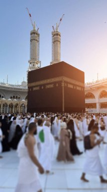 MECCA, SAUDI ARABIA - MAYIS 02 2024: Mescid Al Haram 'ın ikinci katından Kabe' nin etrafındaki bazı yeni yapılar vasıtasıyla görüntülenir. Yüksek kalite fotoğraf