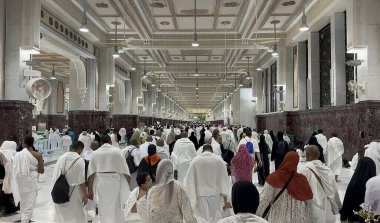 Mekke, Suudi Arabistan, 2 Mayıs 2024: Mekke 'de Hac ve Umrah sırasında Safa ile Marwa arasında Sai yapan Müslüman hacılar. Kutsal bir İslam ritüeli Hajars yolculuğunun izini sürüyor, iki tepenin arasında geçiyor.