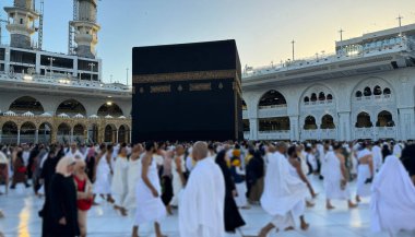 MECCA, SAUDI ARABIA - MAYIS 02 2024: Mescid Al Haram 'ın ikinci katından Kabe' nin etrafındaki bazı yeni yapılar vasıtasıyla görüntülenir. Yüksek kalite fotoğraf
