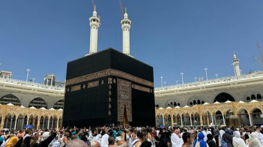 MECCA, SAUDI ARABIA - MAYIS 02 2024: Mescid Al Haram 'ın ikinci katından Kabe' nin etrafındaki bazı yeni yapılar vasıtasıyla görüntülenir. Yüksek kalite fotoğraf