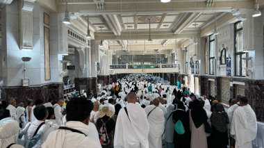 Mekke, Suudi Arabistan, 2 Mayıs 2024: Mekke 'de Hac ve Umrah sırasında Safa ile Marwa arasında Sai yapan Müslüman hacılar. Kutsal bir İslam ritüeli Hajars yolculuğunun izini sürüyor, iki tepenin arasında geçiyor.