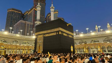 MECCA, SAUDI ARABIA - MAYIS 02 2024: Mescid Al Haram 'ın ikinci katından Kabe' nin etrafındaki bazı yeni yapılar vasıtasıyla görüntülenir. Yüksek kalite fotoğraf