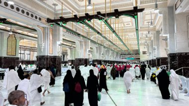 Mekke, Suudi Arabistan, 2 Mayıs 2024: Mekke 'de Hac ve Umrah sırasında Safa ile Marwa arasında Sai yapan Müslüman hacılar. Kutsal bir İslam ritüeli Hajars yolculuğunun izini sürüyor, iki tepenin arasında geçiyor.