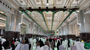 Mekke, Suudi Arabistan, 2 Mayıs 2024: Mekke 'de Hac ve Umrah sırasında Safa ile Marwa arasında Sai yapan Müslüman hacılar. Kutsal bir İslam ritüeli Hajars yolculuğunun izini sürüyor, iki tepenin arasında geçiyor.