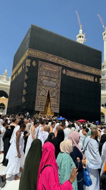 MECCA, SAUDI ARABIA - MAYIS 02 2024: Mescid Al Haram 'ın ikinci katından Kabe' nin etrafındaki bazı yeni yapılar vasıtasıyla görüntülenir. Yüksek kalite fotoğraf