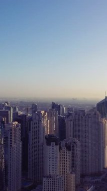 İkonik gökdelenlerin ve Dubai şehir merkezindeki yoğun trafiğin hava görüntüsü. Lüks mimarisi, kentsel yaşam tarzı, iş bölgesi, finans merkezi ve akıllı şehir konseptiyle modern gökyüzü..