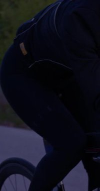 Aktif yaşam tarzı ve spor eğitimi. Doğada bisiklet süren formda bir kadın triatloncu. Açık havada bisiklet eğitimi, fitness, dayanıklılık yarışı, sağlıklı dinlenme dikey video.