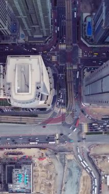 İkonik gökdelenlerin ve Dubai şehir merkezindeki yoğun trafiğin hava görüntüsü. Lüks mimarisi, kentsel yaşam tarzı, iş bölgesi, finans merkezi ve akıllı şehir konseptiyle modern gökyüzü..
