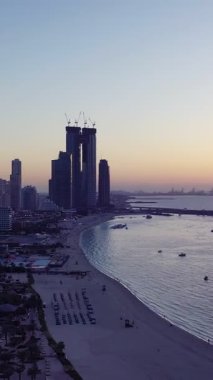 İkonik gökdelenlerin ve Dubai şehir merkezindeki yoğun trafiğin hava görüntüsü. Lüks mimarisi, kentsel yaşam tarzı, iş bölgesi, finans merkezi ve akıllı şehir konseptiyle modern gökyüzü..