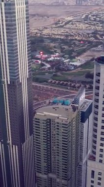 İkonik gökdelenlerin ve Dubai şehir merkezindeki yoğun trafiğin hava görüntüsü. Lüks mimarisi, kentsel yaşam tarzı, iş bölgesi, finans merkezi ve akıllı şehir konseptiyle modern gökyüzü..