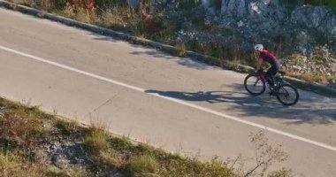 Zorlu bir dağ tırmanışında bisiklete binen enerjik profesyonel kadın yol bisikletçisi, yoğun eğitim ve sağlıklı açık hava yaşam tarzı spor, aktif yaşam ve atletik yaşam için mükemmel.