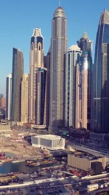 İkonik gökdelenlerin ve Dubai şehir merkezindeki yoğun trafiğin hava görüntüsü. Lüks mimarisi, kentsel yaşam tarzı, iş bölgesi, finans merkezi ve akıllı şehir konseptiyle modern gökyüzü..