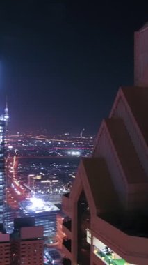 İkonik gökdelenlerin gece görüşü ve Dubai, BAE 'deki büyük bir kavşakta yoğun trafik. Modern bir şehrin çarpıcı silueti iş, finans ve kentsel gelişimi sembolize ediyor..