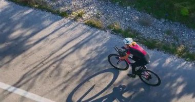 Zorlu bir dağ tırmanışında bisiklete binen enerjik profesyonel kadın yol bisikletçisi, yoğun eğitim ve sağlıklı açık hava yaşam tarzı spor, aktif yaşam ve atletik yaşam için mükemmel.