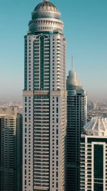 İkonik gökdelenlerin ve Dubai şehir merkezindeki yoğun trafiğin hava görüntüsü. Lüks mimarisi, kentsel yaşam tarzı, iş bölgesi, finans merkezi ve akıllı şehir konseptiyle modern gökyüzü..