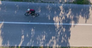 Zorlu bir dağ tırmanışında bisiklete binen enerjik profesyonel kadın yol bisikletçisi, yoğun eğitim ve sağlıklı açık hava yaşam tarzı spor, aktif yaşam ve atletik yaşam için mükemmel.