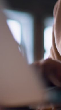 Karışık ırk erkek elleri dizüstü bilgisayarda mesajlaşıyor. Yakın çekim. Müşteriye e-posta göndermekle meşgul olan işadamı dijital kablosuz taşınabilir cihaz kullanıyor. Yazılım, çevrimiçi eğitim, uygulamalar, modern teknoloji kavramı.
