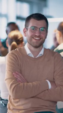 Modern bir ofiste birlikte çalışan başarılı bir iş adamı. Yöneticiler ve çalışanlar işbirliği yapar, beyin fırtınası ve gösteri takım çalışması, liderlik ve yenilik özgüvenli, dinamik