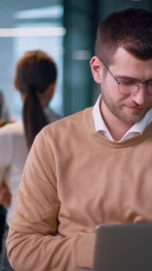 Modern bir ofiste birlikte çalışan başarılı bir iş adamı. Yöneticiler ve çalışanlar işbirliği yapar, beyin fırtınası ve gösteri takım çalışması, liderlik ve yenilik özgüvenli, dinamik