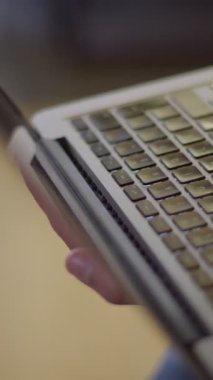 Karışık ırk erkek elleri dizüstü bilgisayarda mesajlaşıyor. Yakın çekim. Müşteriye e-posta göndermekle meşgul olan işadamı dijital kablosuz taşınabilir cihaz kullanıyor. Yazılım, çevrimiçi eğitim, uygulamalar, modern teknoloji kavramı.