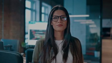 Kendine güveni tam bir iş kadını ve modern bir açık alan çalışma ofisinde dijital tablet tutan şık giyimli bir şirket yöneticisi. Profesyonel kadın çalışan Fintech teknolojisini kullanıyor.