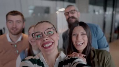 Çeşitli iş adamları, yaratıcı bir özçekim, gösterişli bir takım çalışması ve canlı bir iş yeri kültürü yakalamak için modern bir açık mekan modern ofisindeki görevlerine ara verirler.. 