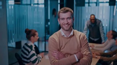 Girişimci ofisinde vizyon ve liderlikle gülümseyen kendine güvenen bir girişimci. Takım lideri, danışman ve bir reklam atölyesinde pazarlama uzmanı.