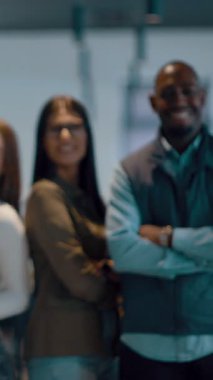 Modern bir ofiste açık bir alanda işbirliği yapan çeşitli etnik çeşitlilikte girişimci ve liderlerden oluşan bir iş ekibi. Takım çalışmaları, motivasyonları ve ortaklıkları şirketlerin büyümesini ve başarısını besliyor.