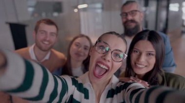 Çeşitli iş adamları, yaratıcı bir özçekim, gösterişli bir takım çalışması ve canlı bir iş yeri kültürü yakalamak için modern bir açık mekan modern ofisindeki görevlerine ara verirler.. 