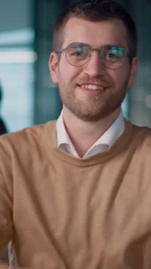 Modern bir ofiste birlikte çalışan başarılı bir iş adamı. Yöneticiler ve çalışanlar işbirliği yapar, beyin fırtınası ve gösteri takım çalışması, liderlik ve yenilik özgüvenli, dinamik