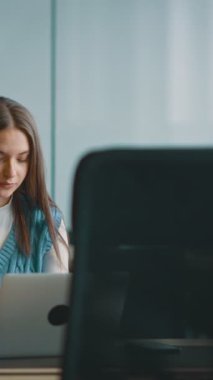 Üst düzey iş adamı, bilişim uzmanı, tüccar ve kripto yatırımcısı modern bir çalışma alanında dijital tablet kullanıyor. Açık ofis ortamında çalışan teknoloji meraklısı bir profesyonel..