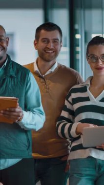 Modern bir ofiste açık bir alanda işbirliği yapan çeşitli etnik çeşitlilikte girişimci ve liderlerden oluşan bir iş ekibi. Takım çalışmaları, motivasyonları ve ortaklıkları şirketlerin büyümesini ve başarısını besliyor.