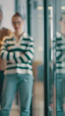 Modern bir ofiste, açık bir alanda işbirliği yapan çeşitli, etnik çeşitlilikte girişimci ve liderlerden oluşan bir iş ekibi. Takım çalışmaları, motivasyonları ve ortaklıkları şirketlerin büyümesini ve başarısını besliyor.