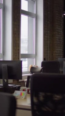 Modern iş, cam duvarlı yeni ofis, açık ve geniş çalışma alanı, yaratıcılığı, işbirliği ve ticareti destekleyen dinamik bir atmosferi teşvik eden modern ve yenilikçi bir atmosfer yayar.