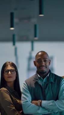 Modern bir ofiste açık bir alanda işbirliği yapan çeşitli etnik çeşitlilikte girişimci ve liderlerden oluşan bir iş ekibi. Takım çalışmaları, motivasyonları ve ortaklıkları şirketlerin büyümesini ve başarısını besliyor.