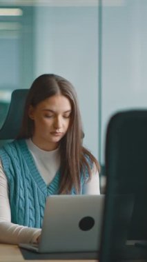 Üst düzey iş adamı, bilişim uzmanı, tüccar ve kripto yatırımcısı modern bir çalışma alanında dijital tablet kullanıyor. Açık ofis ortamında çalışan teknoloji meraklısı bir profesyonel..