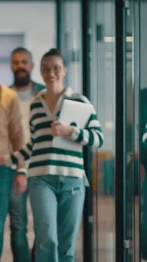 Modern bir açık mekan ofisinin iş ekibi birlikte yürüyor. Çeşitli iş adamları tartışırken gülümsüyor. Başarılı karma ırk meslektaşları yeni bir projede işbirliği yapıyorlar